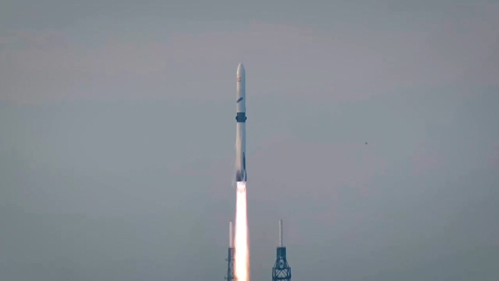 Blue Origin face istorie: Racheta New Glenn, REUTILIZATĂ pentru prima oară!