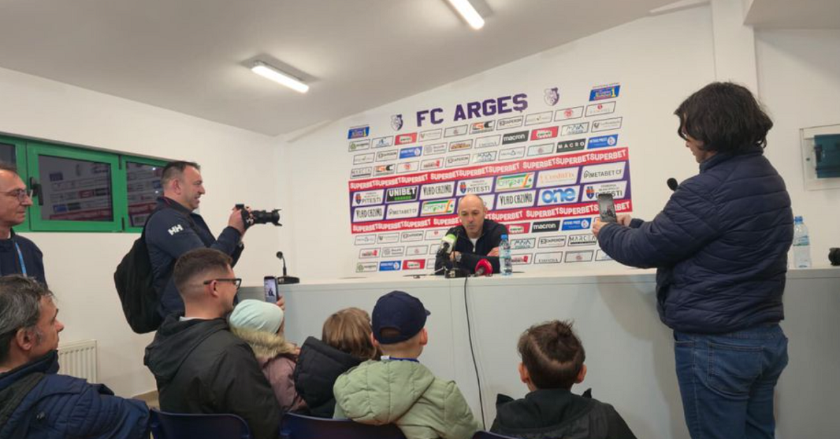 Un copil, vedeta conferinței de presă a lui Bogdan Andone după FC Argeș – Dinamo Pitești, 13 mai 2024 – Antrenorul echipei FC Argeș, Bogdan Andone, a oferit o conferință de presă ieșită din tipare după remiza, scor 1-1, cu Dinamo în play-off-ul Ligii 1