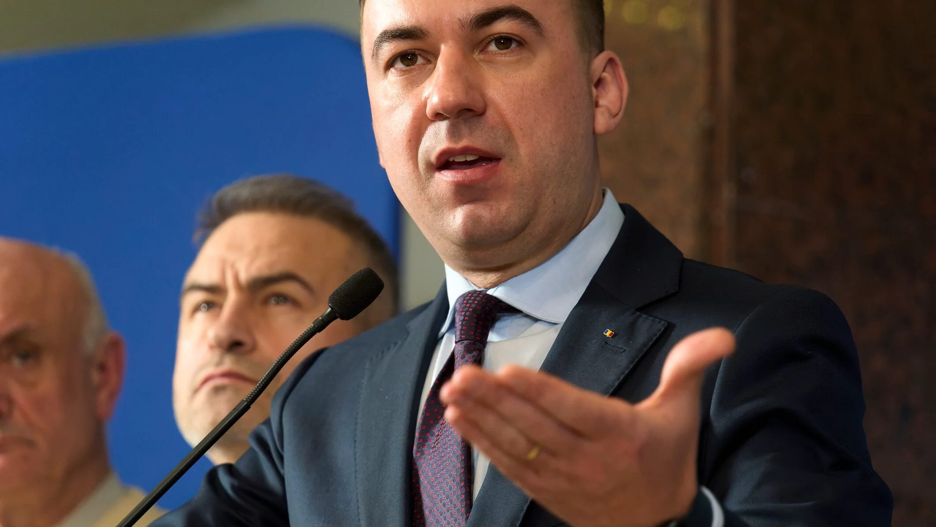 Prețurile carburanților: o scădere așteptată, dar nu imediată Ministrul Bogdan IVAN a explicat că vor fi necesare aproximativ 45-50 de zile pentru ca efectele redeschiderii Strâmtorii Ormuz să se facă simțite în piață și pentru ca prețurile carburanților să înceapă să scadă semnificativ