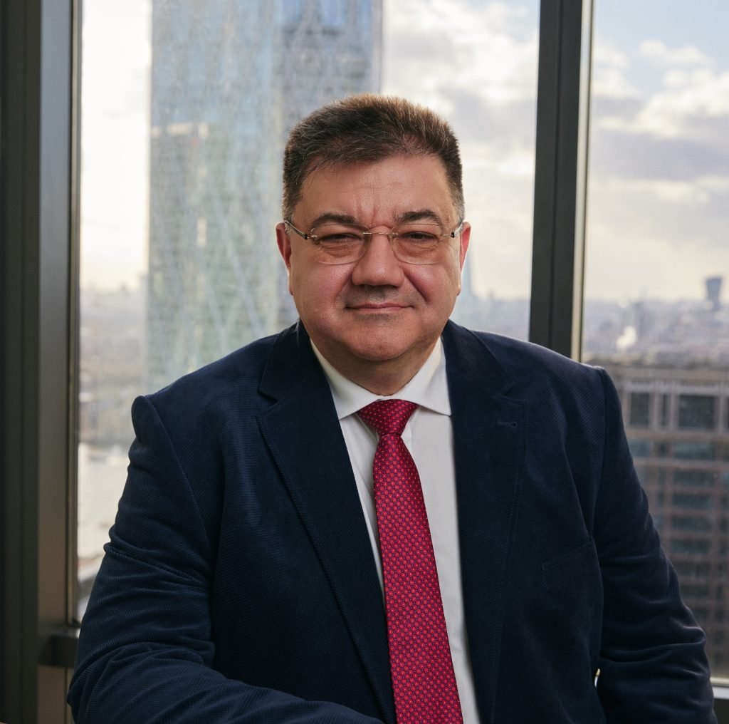Războiul din Orientul Mijlociu și discursul lui Trump: Prețul petrolului explodează, iar biletele de avion se scumpesc București – Piața globală a energiei se confruntă cu instabilitate majoră, în urma tensiunilor din Orientul Mijlociu și a declarațiilor contradictorii ale fostului președinte american, DONALD Trump