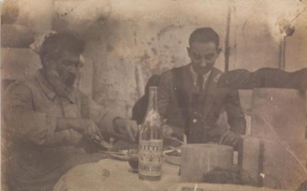 Brȃncuși de Paște: Ouă pictate și festinuri în atelierul sculptorului romȃn