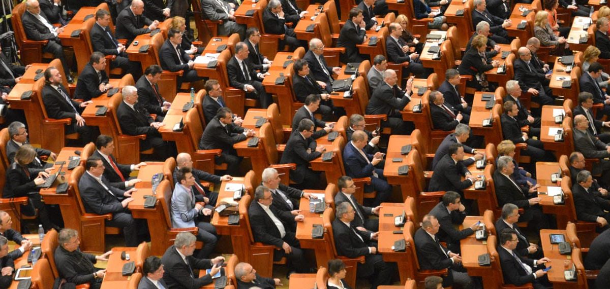 Camera Deputaților: Fostul soț poate păstra numele după divorț, fără acordul partenerului