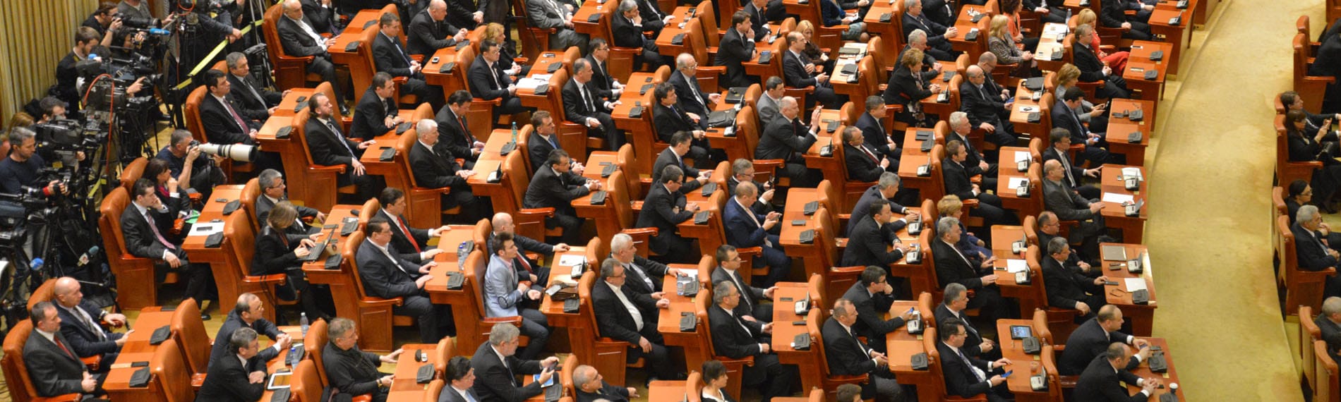 Schimbare legislativă importantă: Fostele soții vor putea păstra numele de familie după divorț fără acordul partenerului Camera Deputaților a adoptat miercuri un proiect de lege care modifică Codul Civil, oferind foștilor soți libertatea de a-și păstra numele de familie dobândit în timpul căsătoriei după divorț, indiferent de consimțământul celuilalt