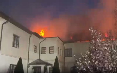 Incendiu la Mănăstirea Bistrița: Pompierii luptă să salveze chiliile