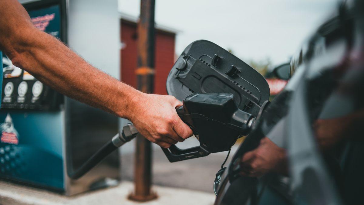 Motorina și benzina mai scumpe în Bulgaria, dar fără restricții pentru șoferii români Prețurile carburanților în Bulgaria prezintă variații semnificative, cu motorina oscilând între 1,62 și 1,96 euro pe litru, potrivit informațiilor recente