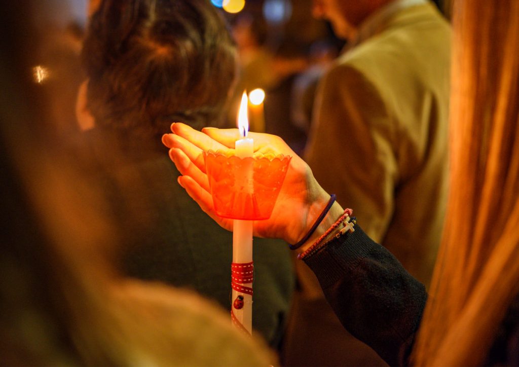 Ce faci cu lumânarea de la Înviere? Când și cum o poți folosi