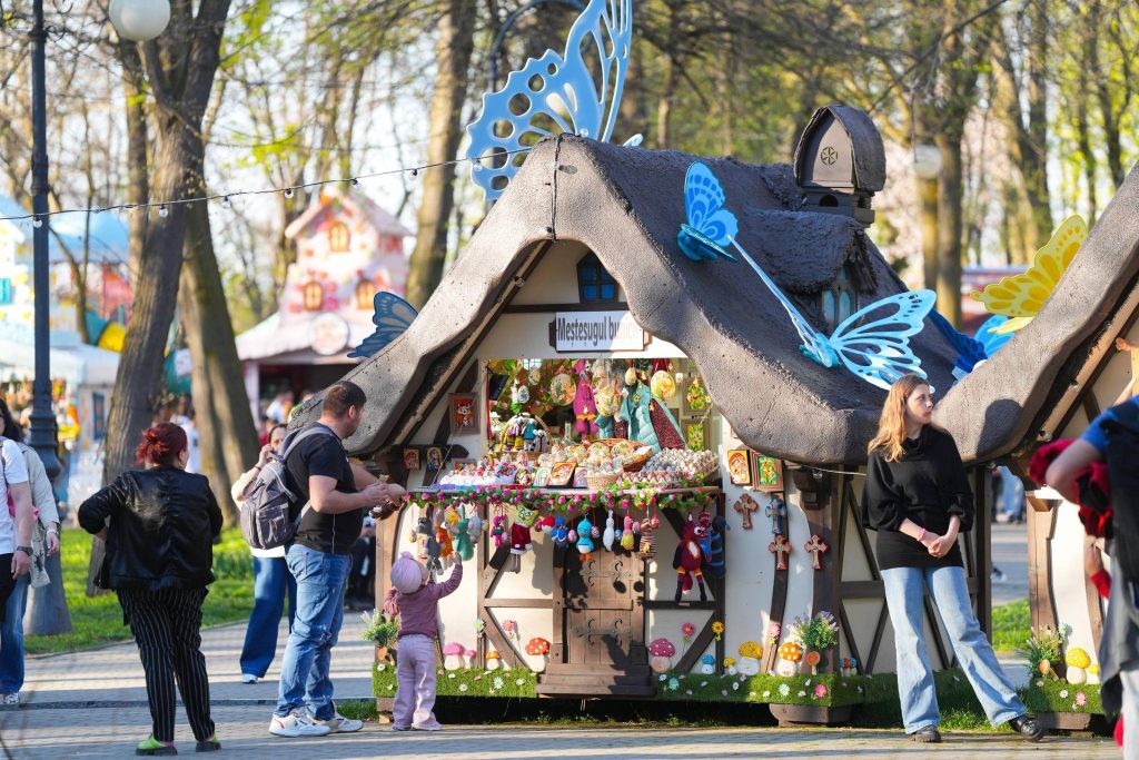 Târgurile de Paște din 2026 promit spectacol și tradiție în toată țara CRAIOVA și Timișoara se remarcă prin evenimente ample și atractive, în timp ce SIBIU, ORADEA și București oferă variante pentru toate gusturile, de la atmosfera relaxată la tradițiile autentice