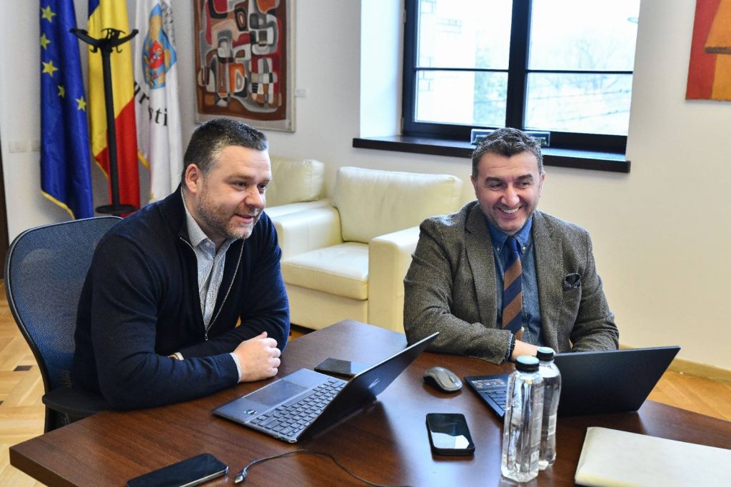Discuții între Ciucu și Moldovan despre proiectele de infrastructură din Sectorul 6 Primarul general al Capitalei, Ciprian Ciucu, s-a întâlnit miercuri cu primarul interimar al Sectorului 6, Paul Moldovan, pentru a discuta despre proiectele prioritare de infrastructură