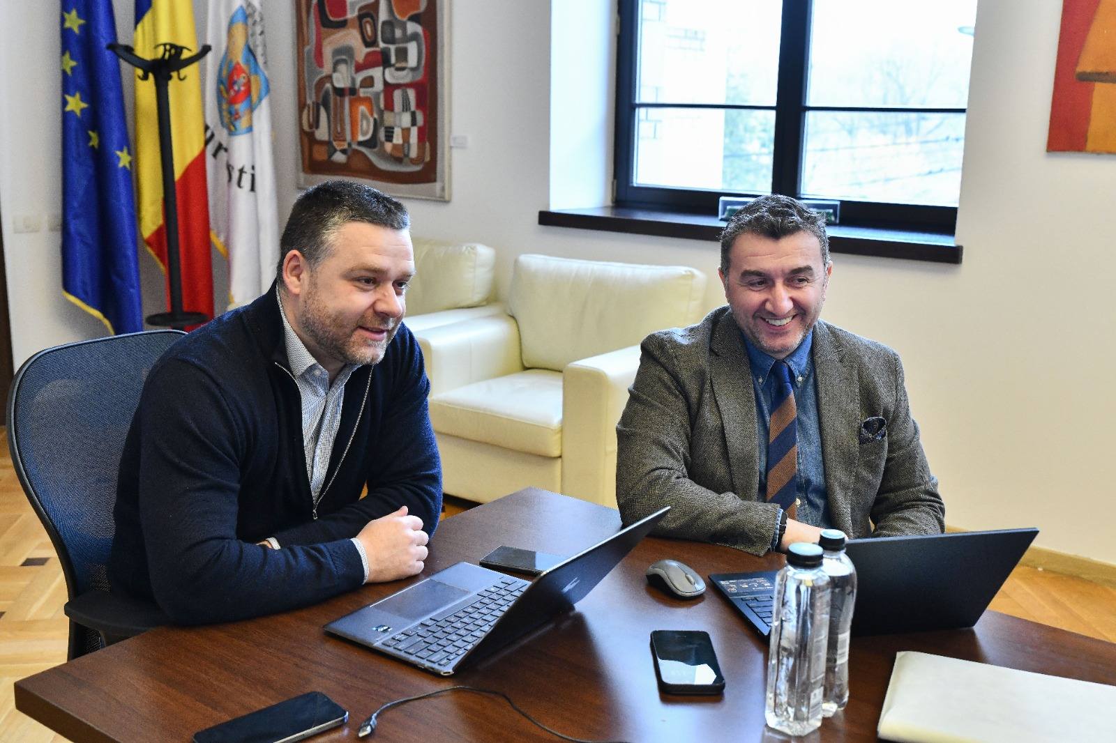 Discuții între Ciucu și Moldovan despre proiectele de infrastructură din Sectorul 6 Primarul general al Capitalei, Ciprian Ciucu, s-a întâlnit miercuri cu primarul interimar al Sectorului 6, Paul Moldovan, pentru a discuta despre proiectele prioritare de infrastructură
