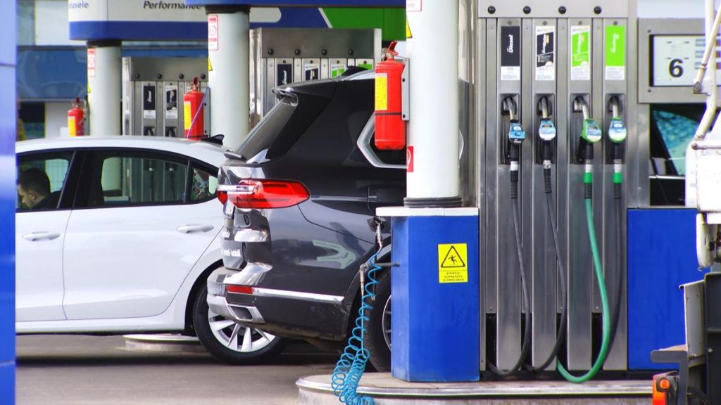 Cozi la benzinării după ieftinirea carburanților, dar prețurile nu au scăzut dramatic După ce Guvernul a decis reducerea accizei la motorină, șoferii au luat cu asalt benzinăriile, sperând la prețuri mai mici