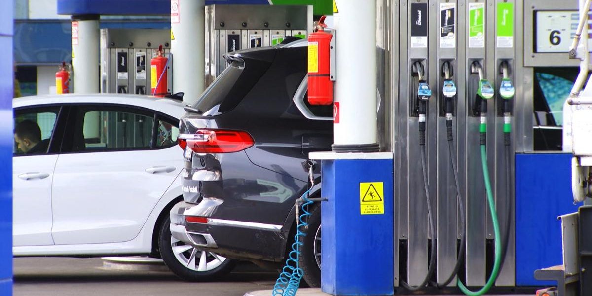 Cozi la benzinării după ieftinirea carburanților, dar prețurile nu au scăzut dramatic După ce Guvernul a decis reducerea accizei la motorină, șoferii au luat cu asalt benzinăriile, sperând la prețuri mai mici