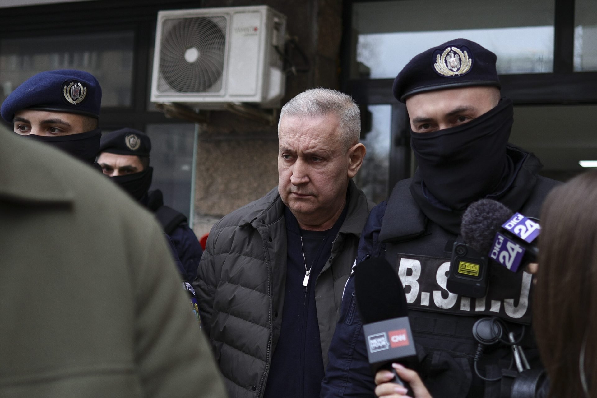 Șeful Autorității Rutiere, reținut de DNA într-un dosar de corupție Direcția Națională Anticorupție (DNA) a anunțat, miercuri, reținerea lui Cristian Anton, șeful Autorității Rutiere, într-un dosar de corupție