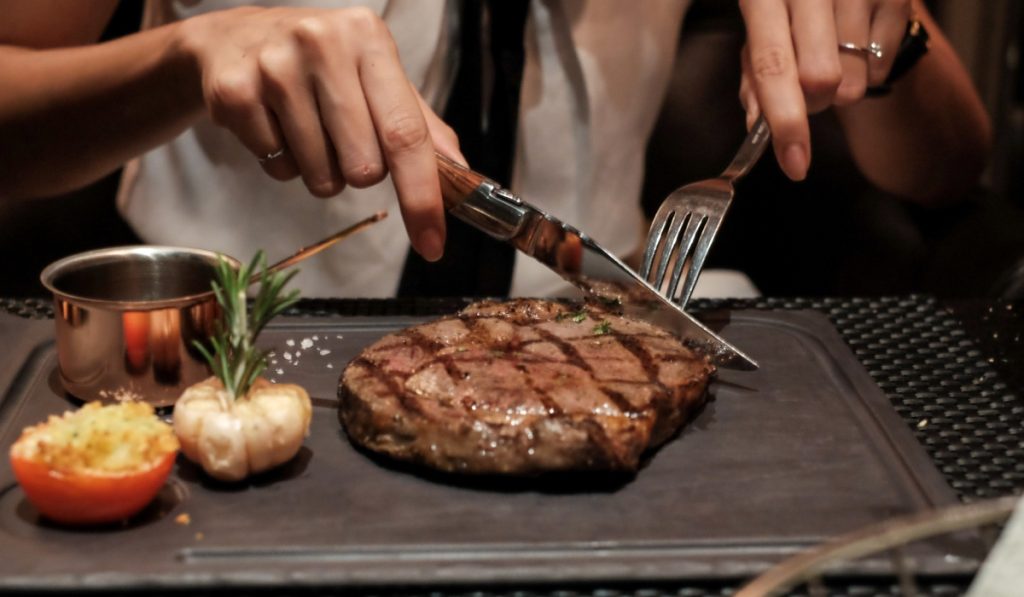 Descoperă secretele marilor bucătari: Cum prepari acasă un steak perfect