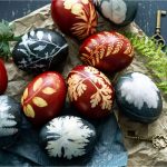 Cum-vopsesti-ouale-de-Paste-natural-asa-obtii-culorile-rosu-mov-galben-si-albastru-800x450.jpg - JurnalUrban