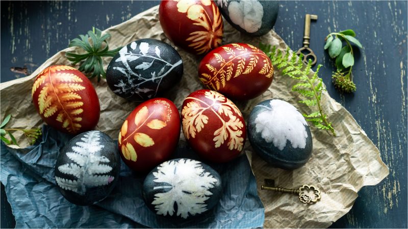Cum-vopsesti-ouale-de-Paste-natural-asa-obtii-culorile-rosu-mov-galben-si-albastru-800x450.jpg - JurnalUrban