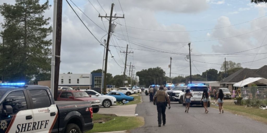 Un șofer a intrat cu mașina într-o mulțime adunată la un festival, 15 persoane rănite NEW IBERIA, Louisiana – Un șofer se află în custodia poliției după ce a intrat cu mașina într-o mulțime de oameni adunați la un festival