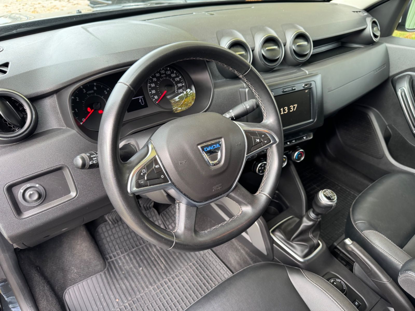 Întârzierea camerei de marșarier la Dacia Duster: ce poți verifica înainte de a merge la service Problema întârzierii camerei de marșarier la Dacia Duster poate fi frustrantă, dar înainte de a te prezenta la service, există câteva verificări pe care le poți face acasă