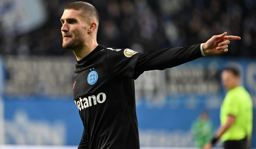 Bârligea, vânat de Schalke 04: Atacantul FCSB, pe urmele lui Dzeko? Atacantul de la FCSB, Daniel Bârligea, se află pe radarul celor de la Schalke 04, formație care luptă pentru revenirea în prima ligă germană
