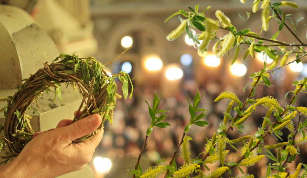 De-ce-e-bine-sa-pastrezi-salcie-sfintita-in-casa.jpg - JurnalUrban