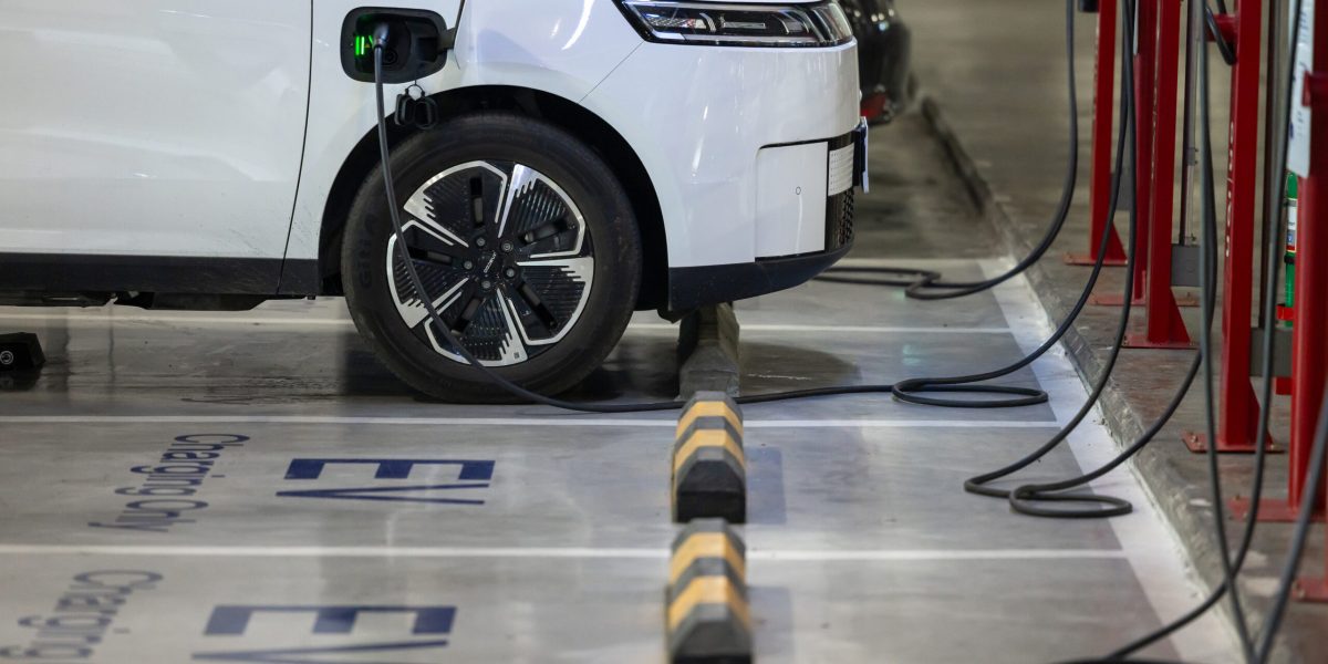 Decizie-oficiala-parcarea-ramane-gratuita-pentru-electrice-pana-in-2027-dar-hibridele-nu-.jpg - JurnalUrban