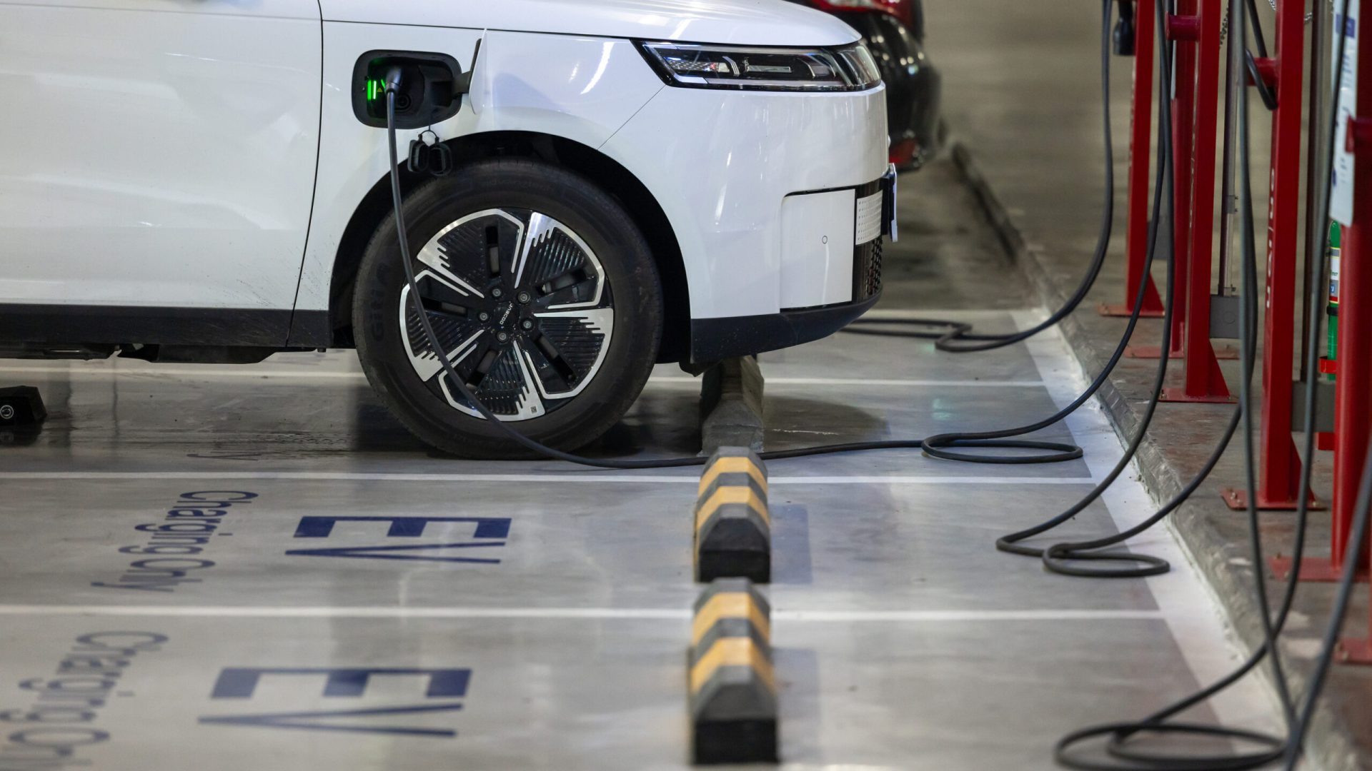 Parcarea electricelor rămâne gratuită în București până în 2027, dar hibridele pierd acest beneficiu Consiliul General al Municipiului București a decis, printr-un amendament votat recent, menținerea gratuității parcării pentru autovehiculele electrice până la finalul anului 2027