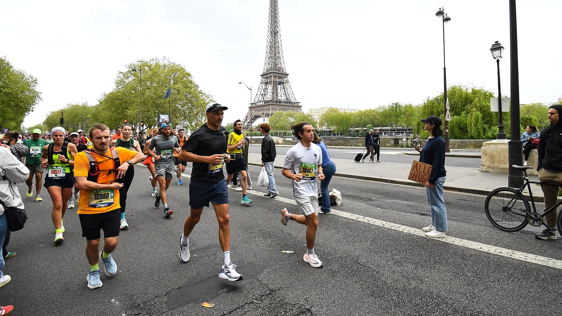 Maratonul de la Paris: Pregătirile finale și capcanele perioadei de „ascutire” Aproape 60.000 de alergători se pregătesc să invadeze străzile capitalei franceze pe 12 aprilie, pentru Maratonul de la Paris