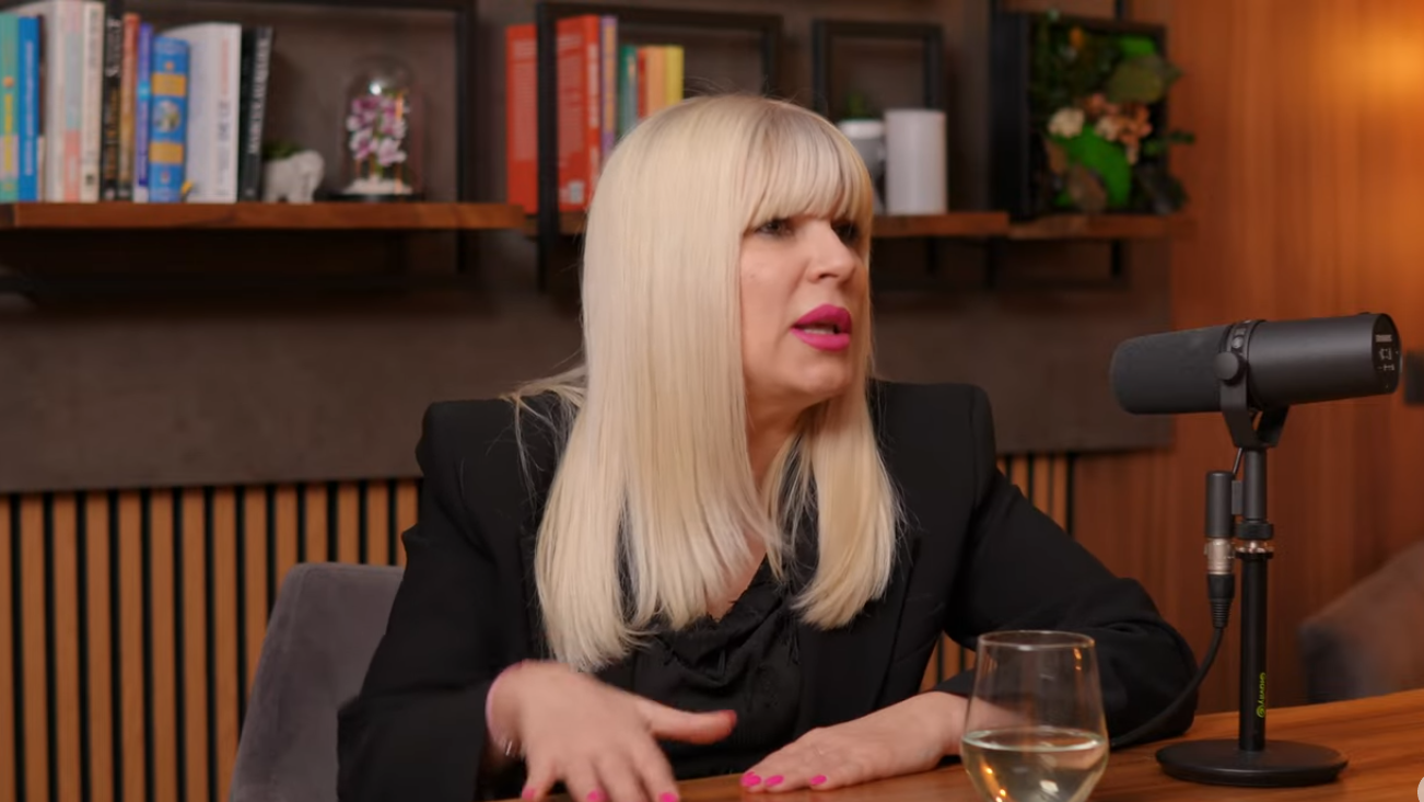 Elena Udrea acuză abuzuri ale CNA și vorbește despre libertatea de exprimare Fostul ministru Elena Udrea a reacționat vehement după decizia instanței de a suspenda hotărârea Consiliului Național al Audiovizualului (CNA)