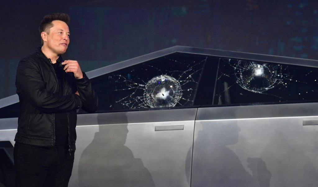 O Tesla Cybertruck, despre care se presupune că a funcționat în modul de conducere autonomă, a fost implicată într-un accident spectaculos în Houston, demonstrând încă o dată limitele sistemelor avansate de asistență a șoferului (ADAS)