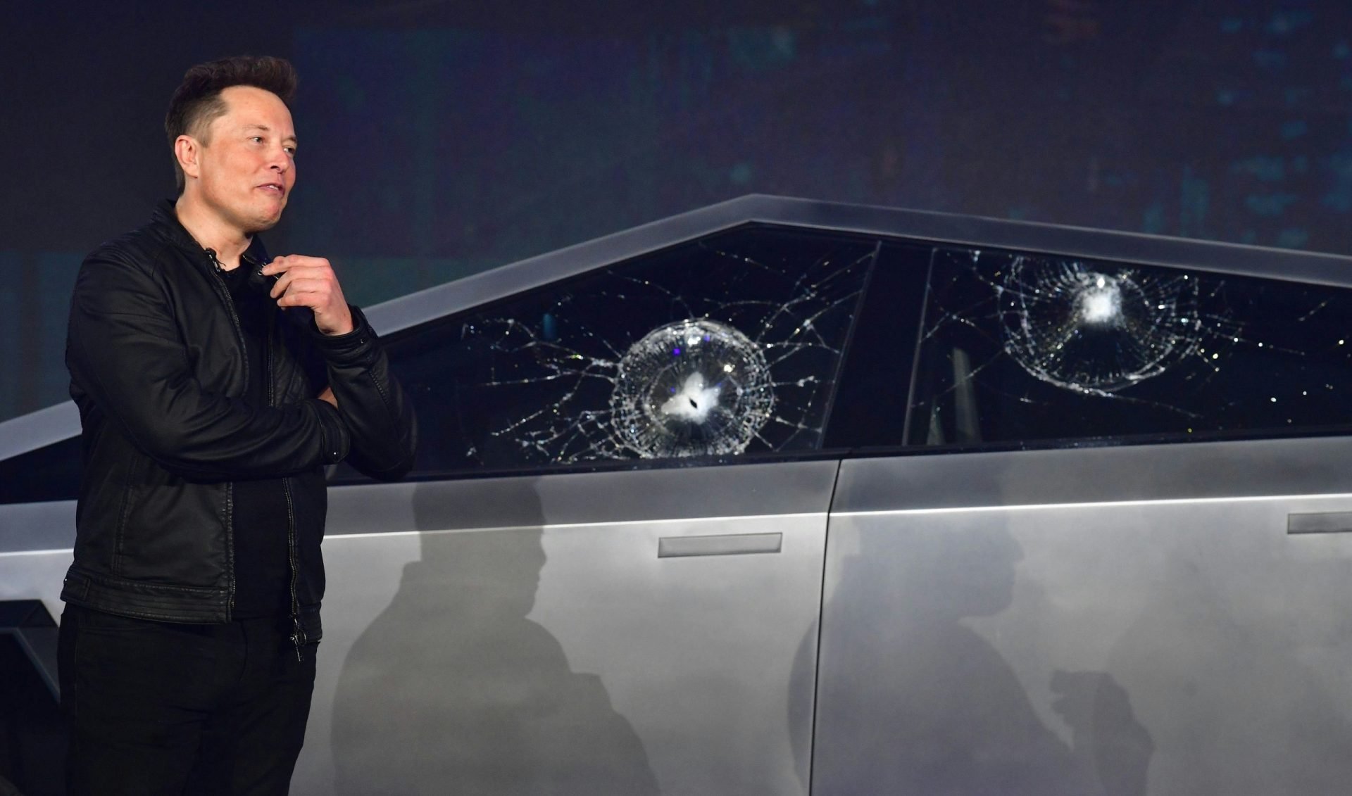 O Tesla Cybertruck, despre care se presupune că a funcționat în modul de conducere autonomă, a fost implicată într-un accident spectaculos în Houston, demonstrând încă o dată limitele sistemelor avansate de asistență a șoferului (ADAS)
