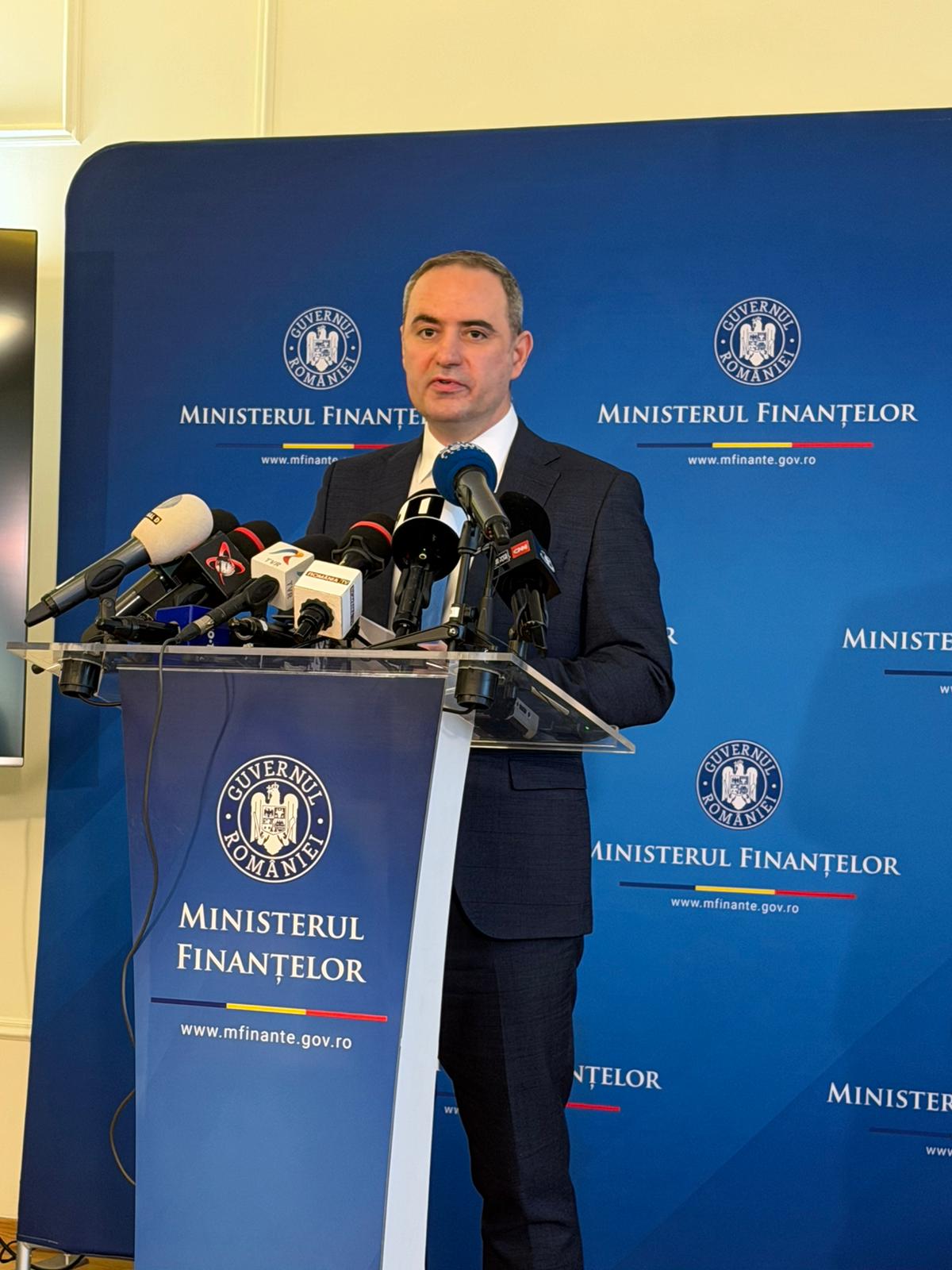 Măsuri pentru prețul carburanților: Ministerul Finanțelor pregătește soluții Ministerul Finanțelor a anunțat că va adopta în această săptămână, cel mai probabil joi sau vineri, o măsură pentru a aborda creșterea prețurilor la carburanți
