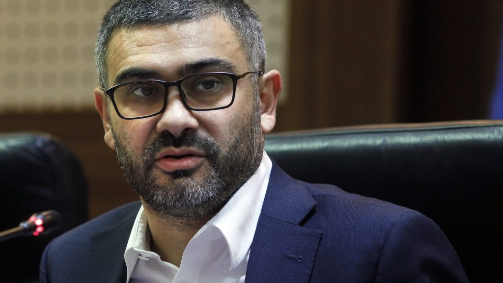 Criza bate la ușă: Peste 7.000 de firme, închise. Manole: Sărăcia crește