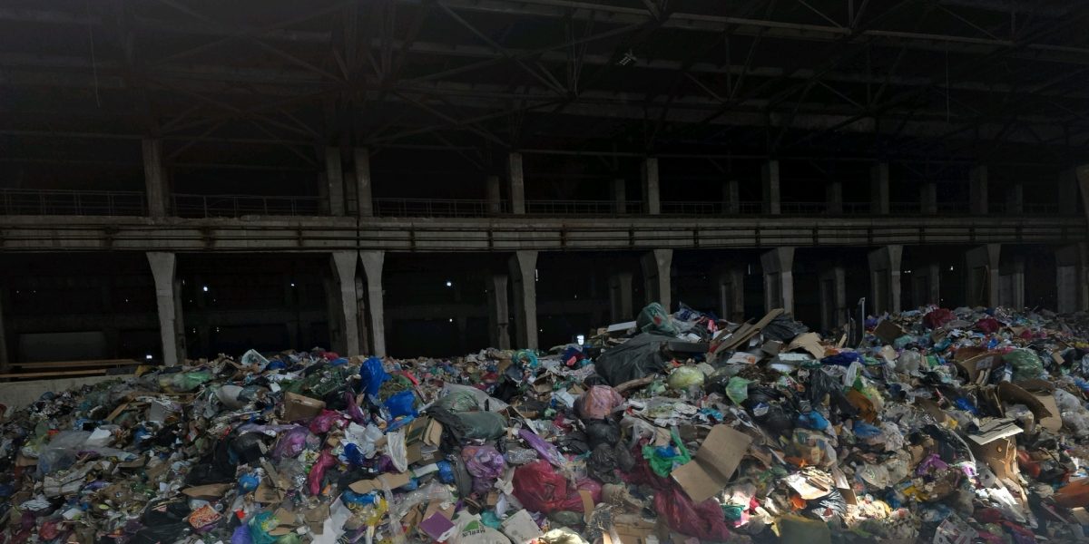 Mizerie la Hala Laminor: Garda de Mediu București dă amenzi usturătoare