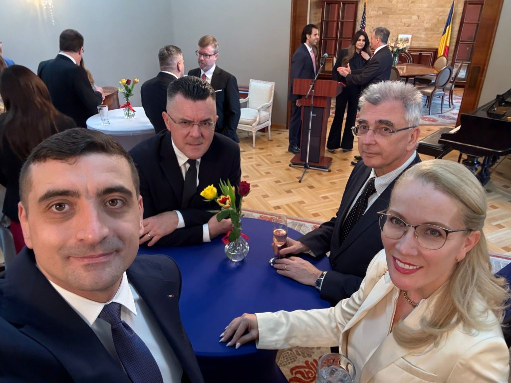 Simion și Dungaciu, prezenți la recepția ambasadei SUA, în ciuda votului anti-american din Parlament București, 25 aprilie 2024 – George Simion, liderul Alianței pentru Unirea Românilor (AUR), și Dan Dungaciu, o figură proeminentă a partidului, au participat marți seara la recepția organizată de ambasadorul Statelor Unite ale Americii în România, Darryl Nirenberg, cu ocazia inaugurării mandatului său