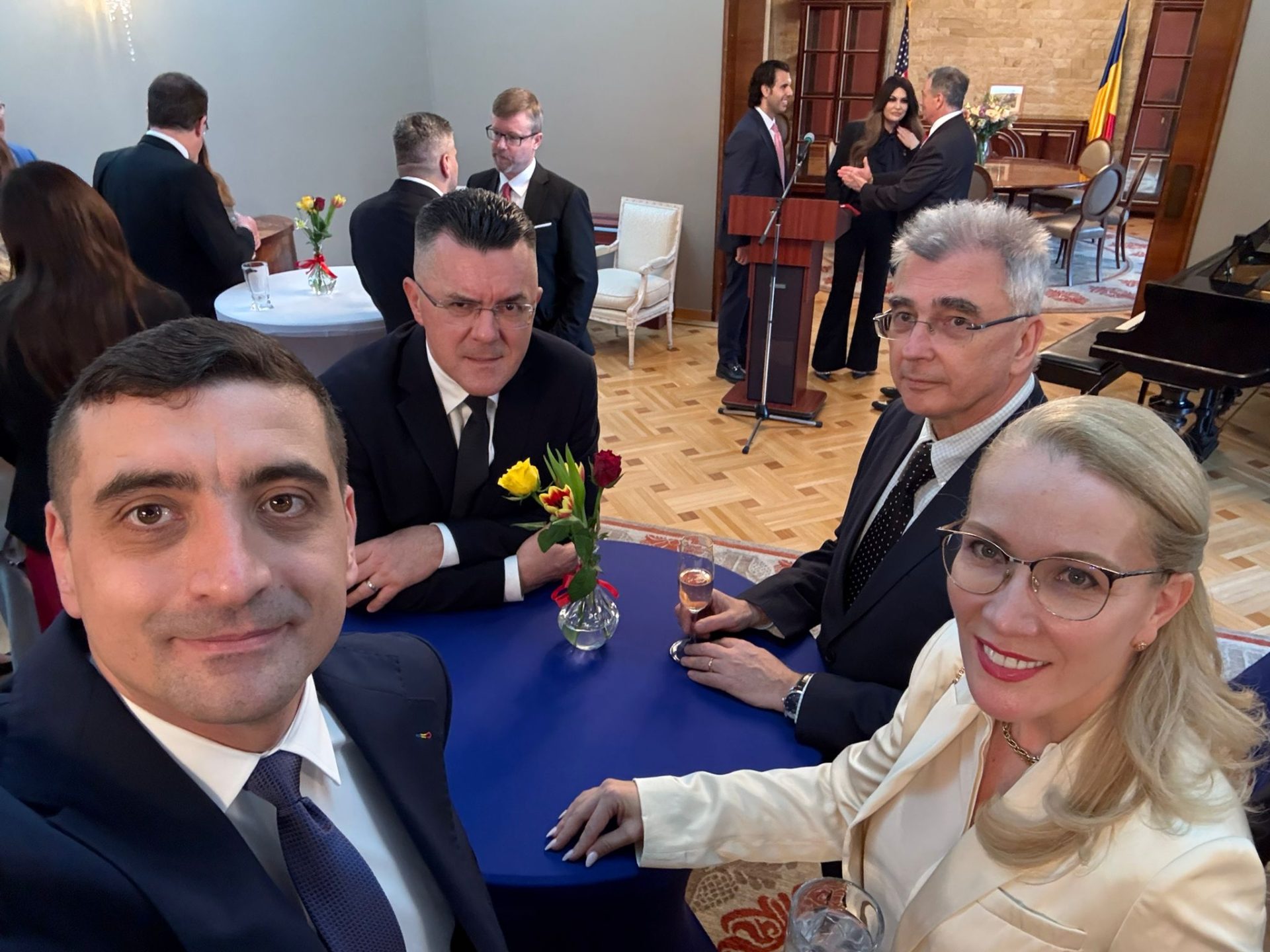 Simion și Dungaciu, prezenți la recepția ambasadei SUA, în ciuda votului anti-american din Parlament București, 25 aprilie 2024 – George Simion, liderul Alianței pentru Unirea Românilor (AUR), și Dan Dungaciu, o figură proeminentă a partidului, au participat marți seara la recepția organizată de ambasadorul Statelor Unite ale Americii în România, Darryl Nirenberg, cu ocazia inaugurării mandatului său