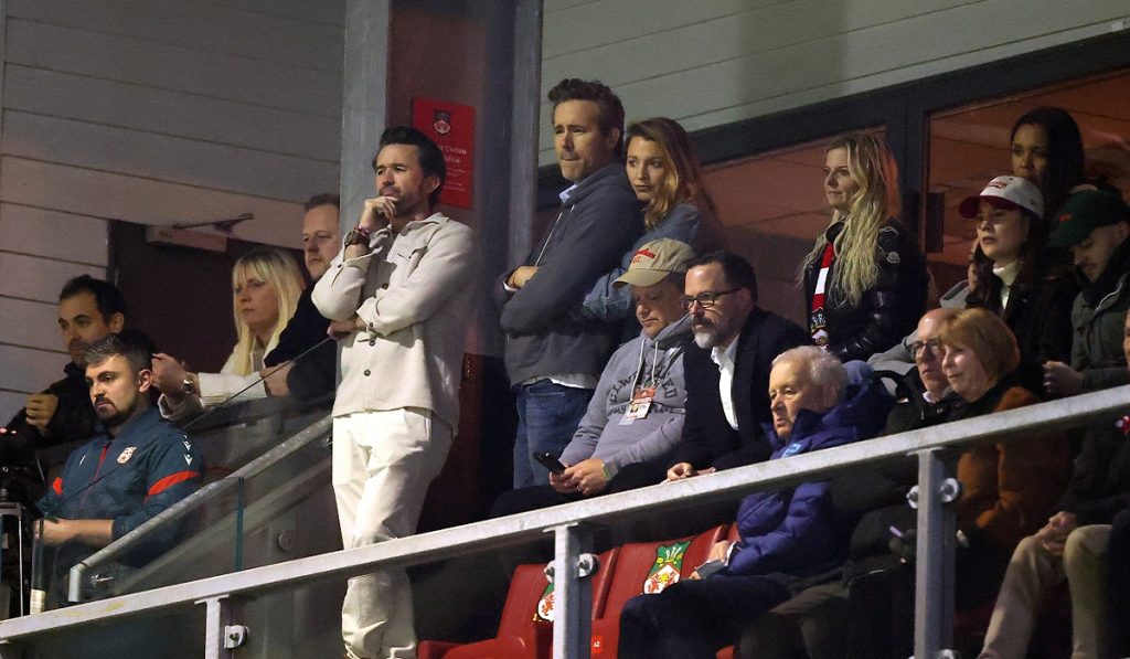 Spectacolul „Hollywood” pe gazon: Wrexham, la un pas de Premier League Echipa de fotbal Wrexham, odată sufocată în anonimatul ligii a cincea, este acum la un pas de o ascensiune spectaculoasă în Premier League