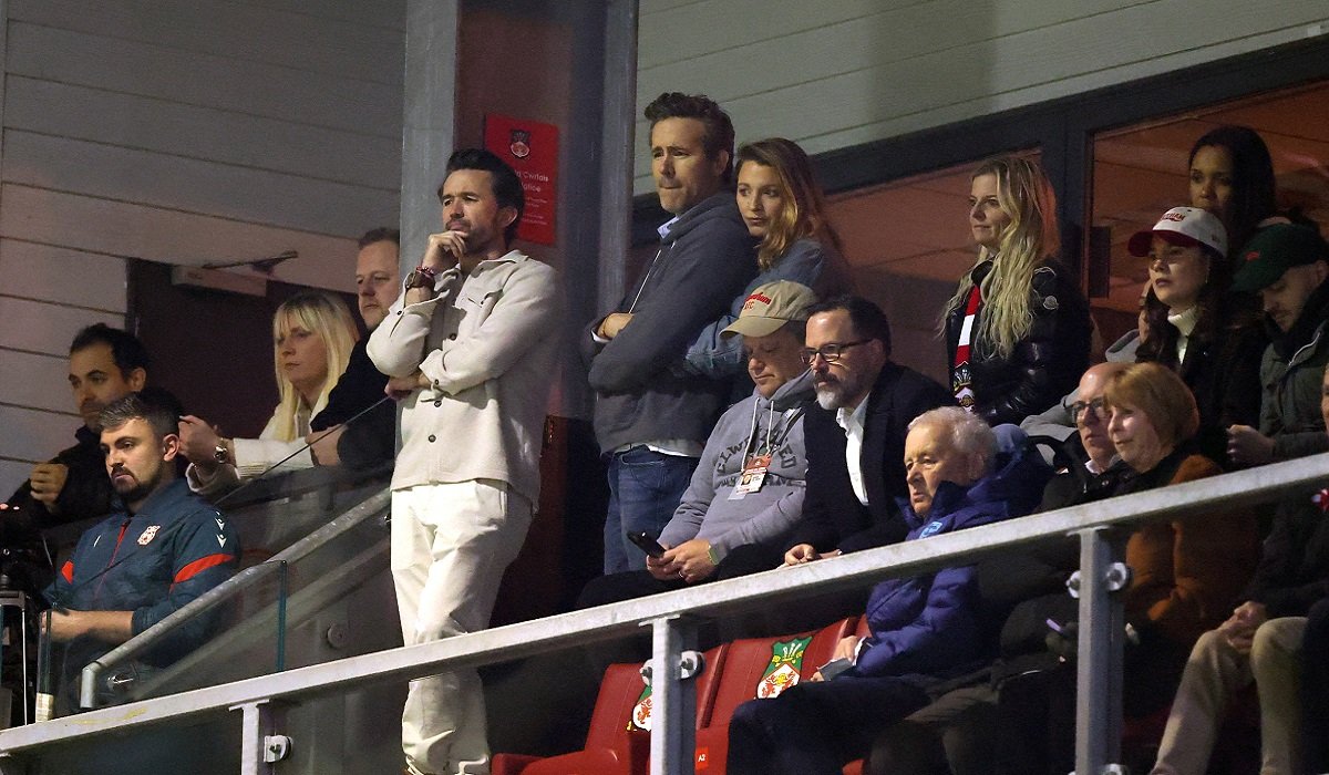 Spectacolul „Hollywood” pe gazon: Wrexham, la un pas de Premier League Echipa de fotbal Wrexham, odată sufocată în anonimatul ligii a cincea, este acum la un pas de o ascensiune spectaculoasă în Premier League