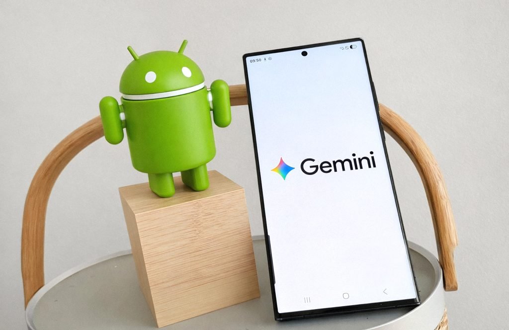 Google își modernizează asistentul Gemini: Interfața devine mai compactă și mai puțin intruzivă Noua versiune beta a aplicației Google 17.3 aduce schimbări importante în ceea ce privește aspectul și funcționalitatea asistentului Gemini