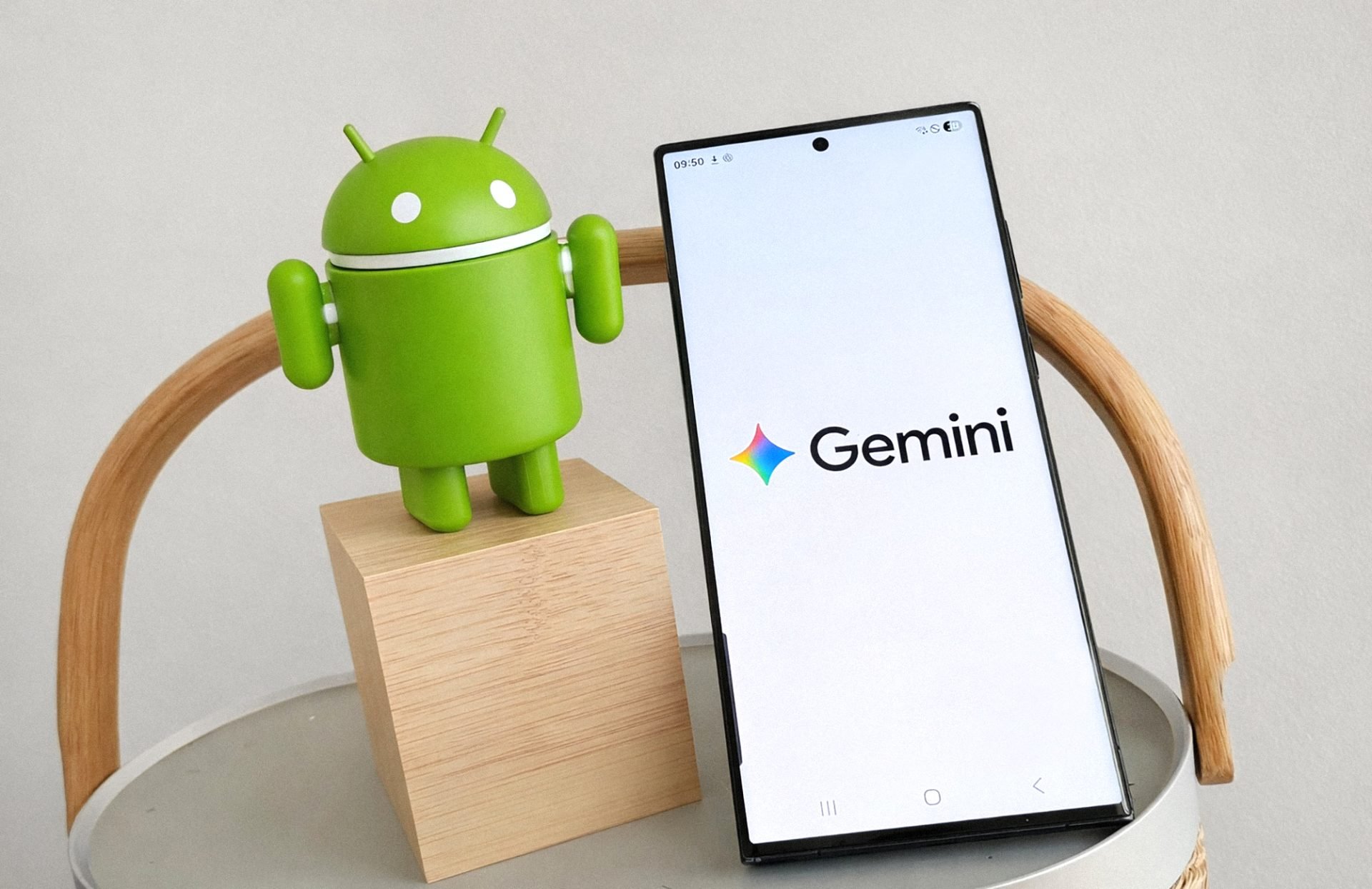 Google își modernizează asistentul Gemini: Interfața devine mai compactă și mai puțin intruzivă Noua versiune beta a aplicației Google 17.3 aduce schimbări importante în ceea ce privește aspectul și funcționalitatea asistentului Gemini
