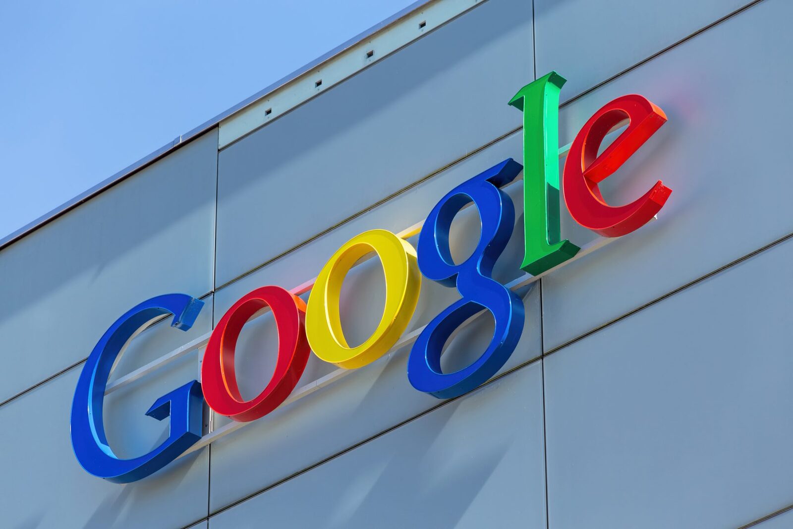 Google șterge sute de milioane de reclame false și conturi în 2025