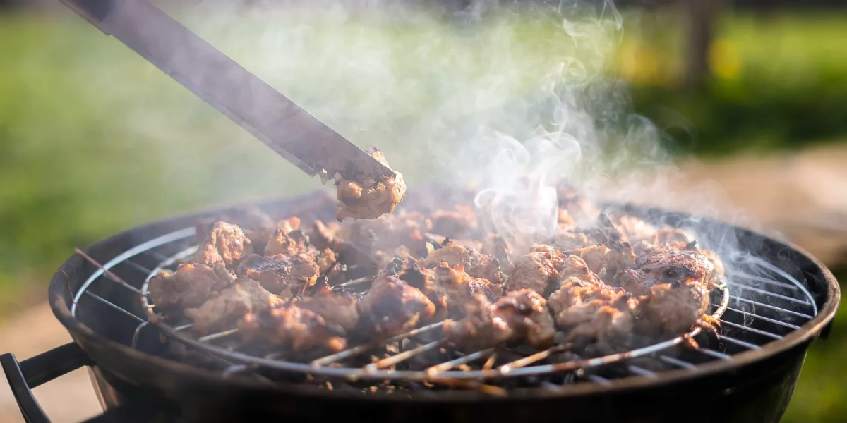 Grătare interzise în curte: Amenzi de până la 5.000 de lei pentru români!