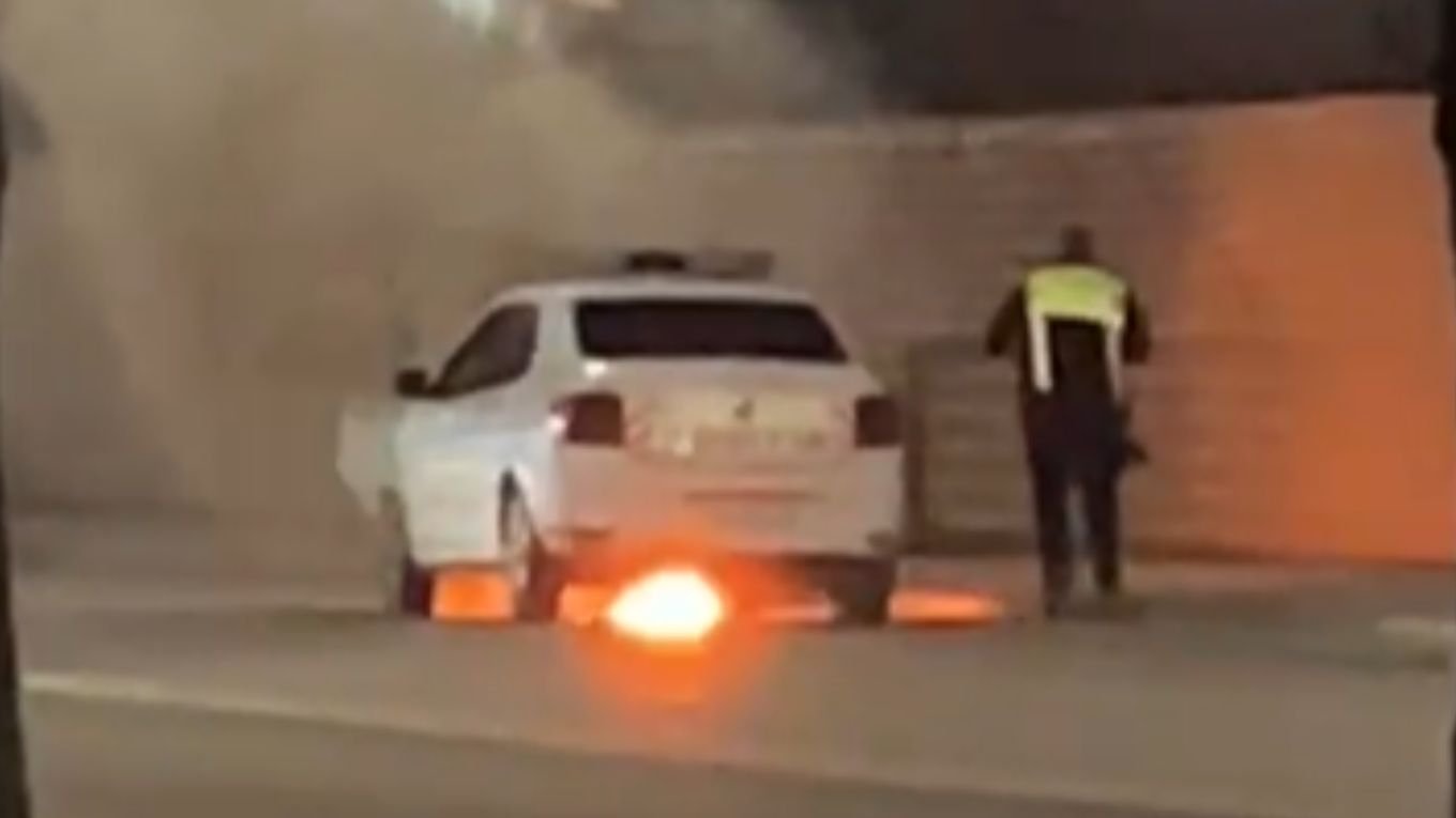 Un autoturism Dacia Logan, aparținând Poliției, a fost cuprins de flăcări duminică seară pe o stradă din municipiul Iași, conform informațiilor publicate de „Ziarul de Iași”