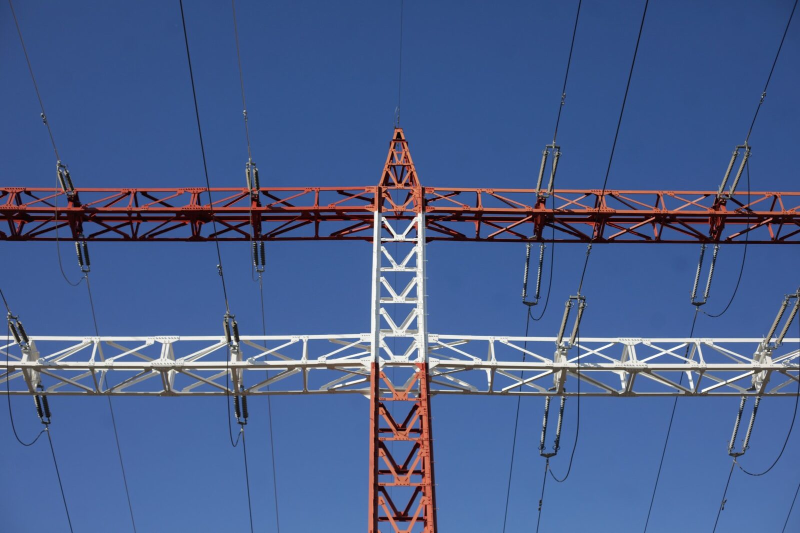 Bolojan DESFIINȚEAZĂ explozia prețurilor la energie: „Speculă și ineficiență”