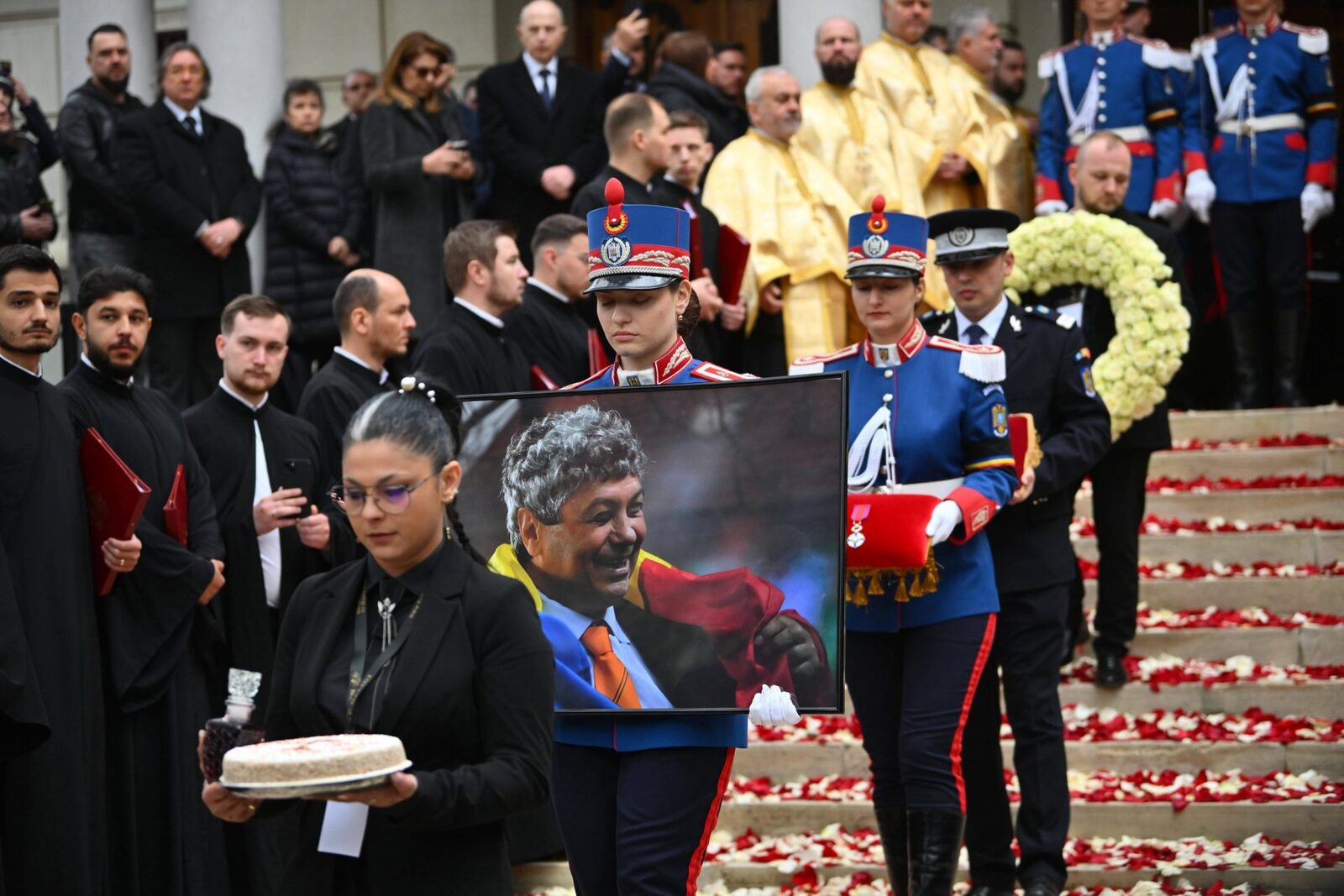 Mircea Lucescu, condus pe ultimul drum: Onoruri la Bellu