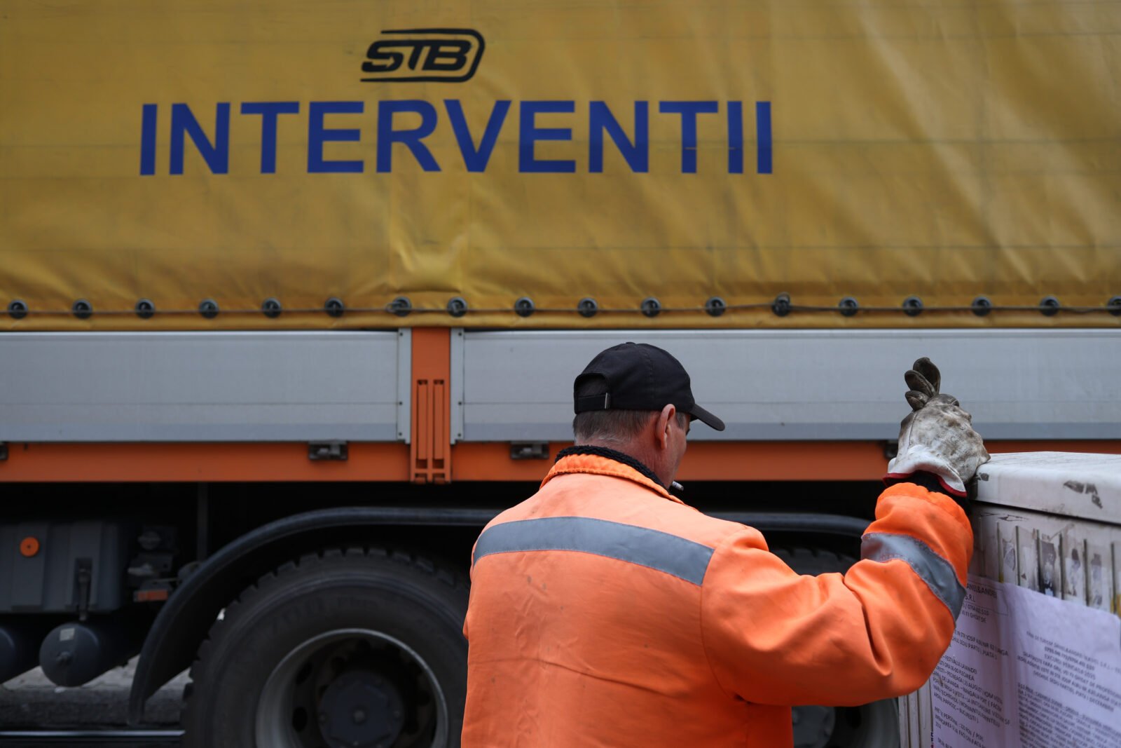 STB cheltuie peste 15.000 de euro pe monitorizarea presei, în condițiile unei crize financiare majore Societatea de Transport București (STB), confruntată cu dificultăți financiare grave, a achiziționat recent servicii de monitorizare și analiză a presei în valoare de 78.000 de lei (peste 15.000 de euro)