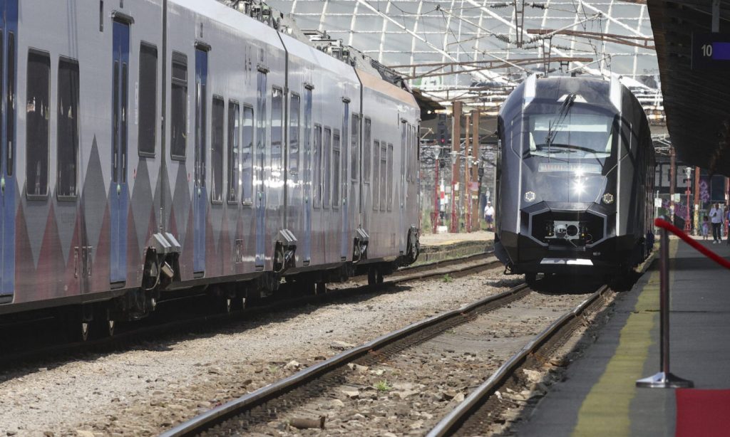 O călătorie cu trenul de la București la Arad ar putea deveni cu aproape trei ore mai rapidă, datorită modernizării tronsonului feroviar Brașov – Sighișoara