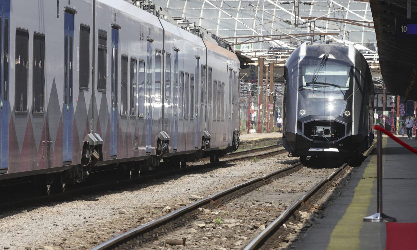 O călătorie cu trenul de la București la Arad ar putea deveni cu aproape trei ore mai rapidă, datorită modernizării tronsonului feroviar Brașov – Sighișoara