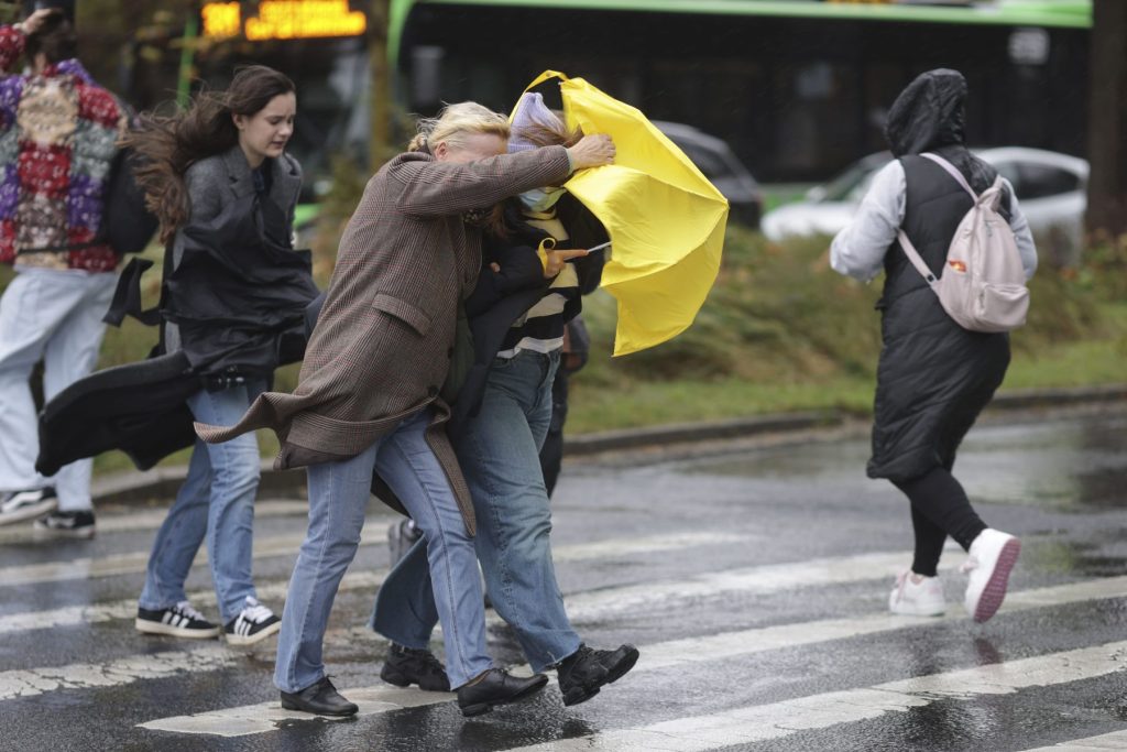 Vânt puternic lovește România: Meteorologii anunță ce se întâmplă la București