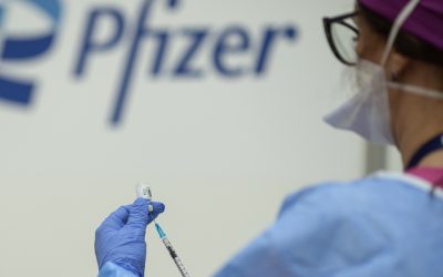 Propunere-ȘOC: Românii vaccinați cu Pfizer, despăgubiți cu 1.200 euro/lună până la pensie