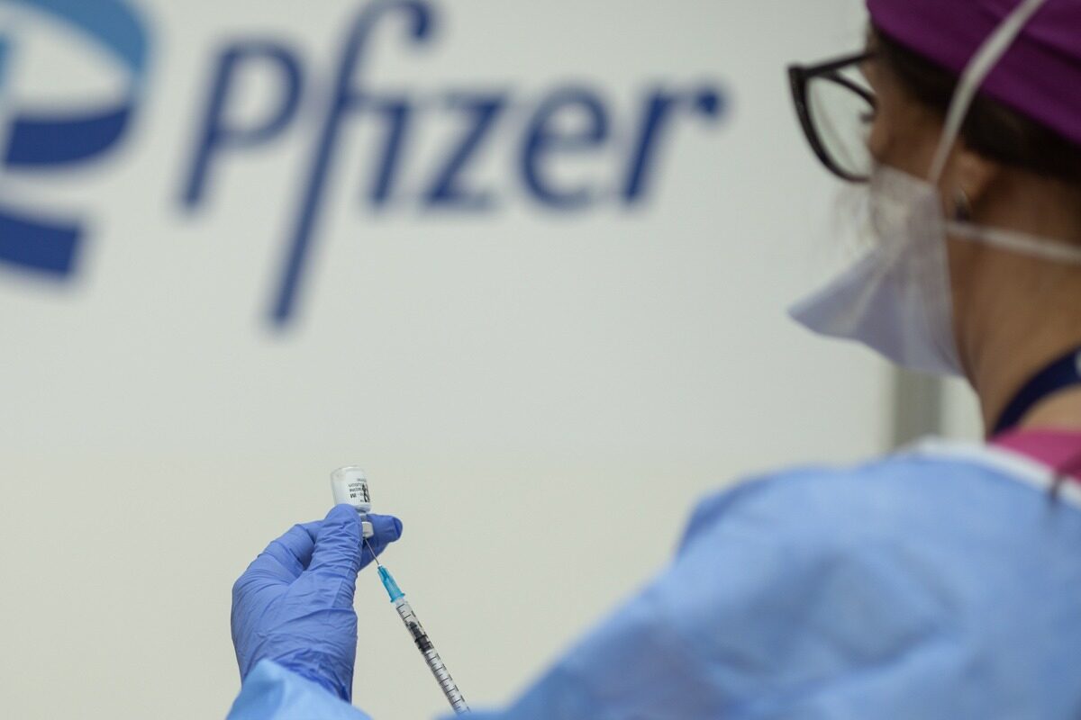Propunere-ȘOC: Românii vaccinați cu Pfizer, despăgubiți cu 1.200 euro/lună până la pensie