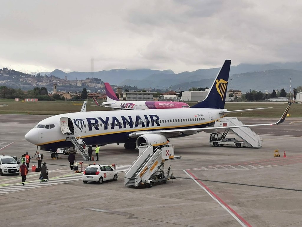 Criza din aviație se adâncește: Ryanair și Lufthansa avertizează cu privire la posibile reduceri de zboruri București – Industria aviatică mondială se confruntă cu noi provocări, după ce companiile aeriene Ryanair și Lufthansa au semnalat posibile reduceri de zboruri